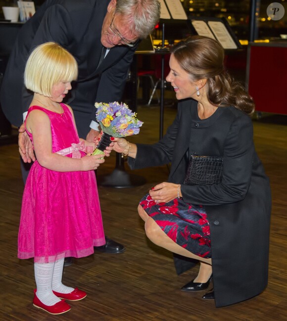 La princesse Mary remettait le 4 février 2014, dans le cadre de la Journée mondiale contre le cancer, le prix de l'Association danoise de lutte contre le cancer à Bornehuset Siv, un foyer pour enfants immuodéprimés, lors d'une cérémonie au Théâtre royal à Copenhague.