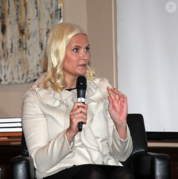 La princesse Mette-Marit de Norvège au micro lors du lancement du magazine "Faktafyk" à la Maison de la Culture à Oslo, le 5 février 2014.