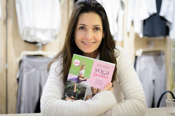 Exclusif - L'actrice Adeline Blondieau dédicace son livre "Yoga grossesse" à l'atelier Lole à Paris le 6 février 2014.