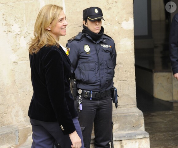 L'infante Cristina d'Espagne arrive avec le sourire au tribunal dans le cadre du scandale Noos à Palma de Majorque en Espagne le 8 février 2014.
