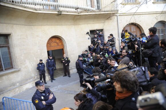 Une foule de journalistes attendaient l'infante Cristina d'Espagne au tribunal dans le cadre du scandale Noos à Palma de Majorque en Espagne le 8 février 2014.