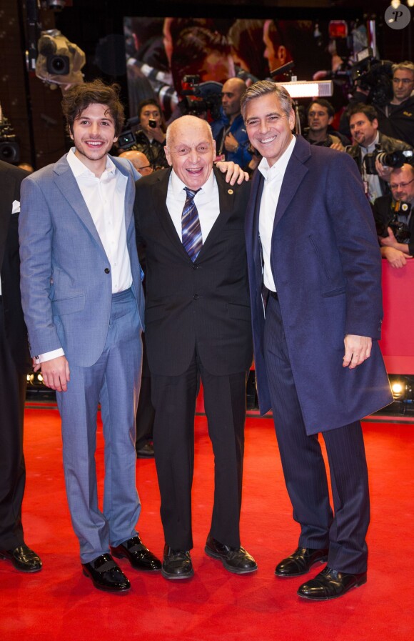 Dimitri Leonidas, Harry Ettlinger, George Clooney à Berlin le 8 février 2014 pour l'avant-première de "The Monuments Men"