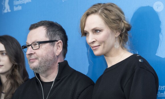 Uma Thurman et Lars von Trier au photocall du film Nymphomaniac Volume 1 lors du 64e festival de Berlin en Allemagne le 9 février 2014.