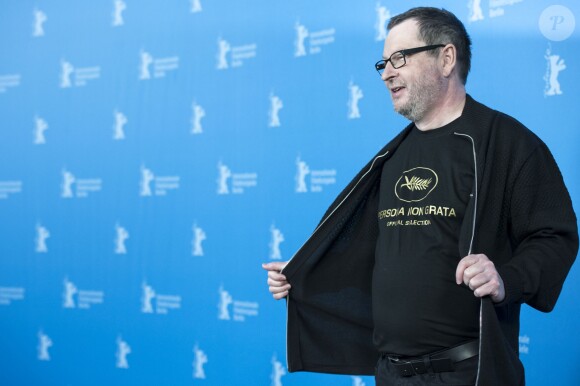 Lars von Trier amuse la galerie au photocall du film Nymphomaniac Volume 1 lors du 64e festival de Berlin en Allemagne le 9 février 2014.