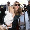Le top brésilien Gisele Bundchen prend l'avion avec sa fille Vivian à Los Angeles le 9 février 2014.