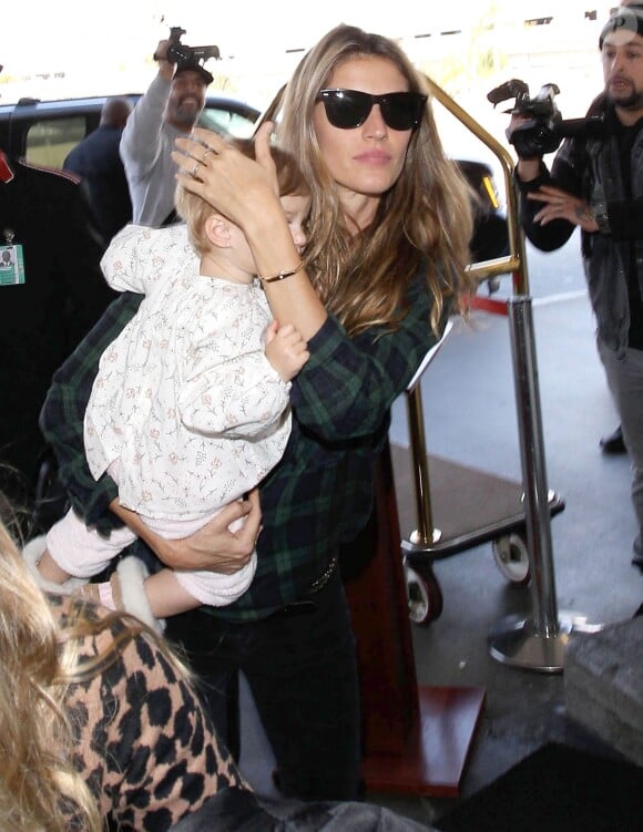 Le top brésilien Gisele Bundchen prend l'avion avec sa fille Vivian à Los Angeles le 9 février 2014.