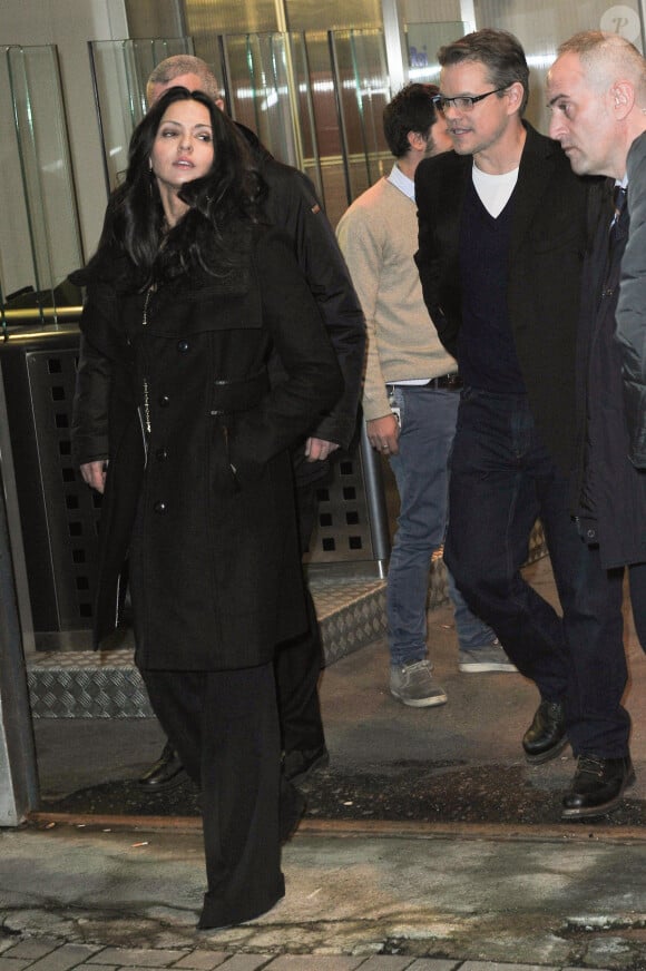 Matt Damon et sa femme Luciana Barroso sortent de l'émission Che Tempo Che Fa à Milan, le 9 février 2014.