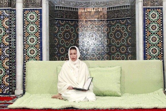La princesse Lalla Meryem du Maroc présidait le 9 février 2014 à la mosquée Assouna, à Rabat, la commémoration du 15e anniversaire de la disparition du roi Hassan II.