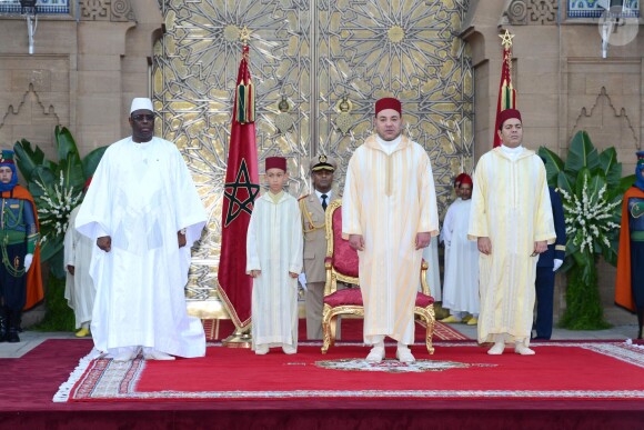 Le roi Mohammed VI entouré de son fils le prince héritier Moulay El Hassan et le prince Moulay Rachid le 30 juillet 2013 avec le président du Sénégal Macky Sall à Casablanca lors de la Fête du Trône.