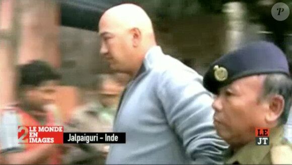 Des images de l'arrestation des membres de l'équipe de Pékin Express en Inde diffusées dans le JT de Canal+, lundi 10 février 2014.