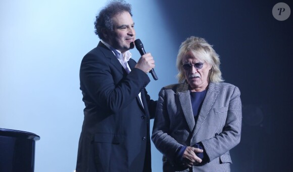 Le chanteur Christophe et Raphaël Mezrahi à la 2e édition de la "Nuit de la déprime" à l'Olympia, à Paris, le 10 février 2014.