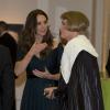 Kate Middleton en discussion avec l'artiste travesti Grayson Perry à la National Portrait Gallery lors de la soirée Portrait Gala 2014, le 11 février 2014 à Londres.