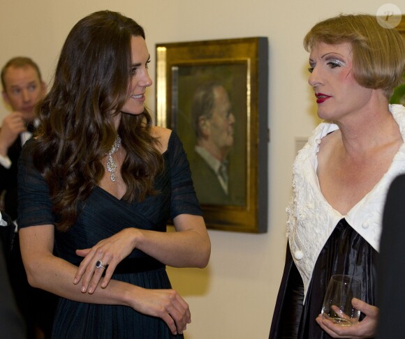 Kate Middleton en discussion avec l'artiste travesti Grayson Perry à la National Portrait Gallery lors de la soirée Portrait Gala 2014, le 11 février 2014 à Londres.