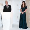 Kate Middleton avec le maître des lieux David Nairne à la National Portrait Gallery, à Londres le 11 février 2014, à l'occasion de la soirée Portrait Gala 2014.