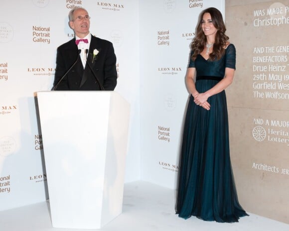 Kate Middleton avec le maître des lieux David Nairne à la National Portrait Gallery, à Londres le 11 février 2014, à l'occasion de la soirée Portrait Gala 2014.