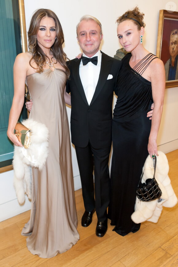Elizabeth Hurley, Rafi Manoukian et Jo Manoukian à la National Portrait Gallery, à Londres le 11 février 2014, à l'occasion de la soirée Portrait Gala 2014.