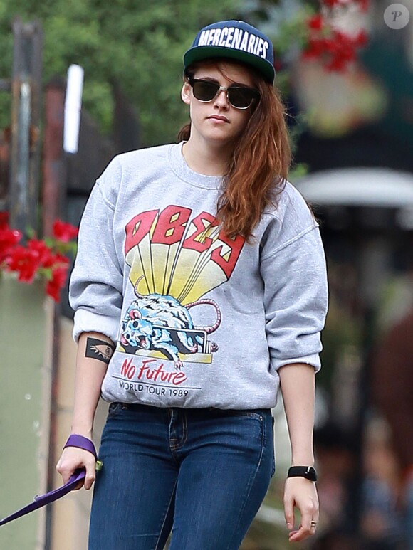 Exclusif - Kristen Stewart se balade avec son chien et des amis dans les rues de Los Angeles. Le 22 novembre 2013.