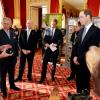 Le prince Charles et ses deux fils, le prince William et le prince Harry visitent une exposition sur le braconnage, avant d'assister à la conférence sur le commerce illicite de la faune à Lancaster House, à Londres, le 13 février 2014.