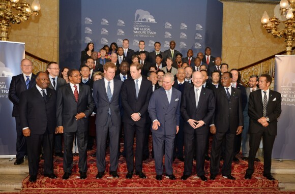 Le prince Charles et ses fils, le prince William et le prince Harry visitent une exposition sur le braconnage, avant d'assister à la conférence sur le commerce illicite de la faune à Lancaster House, à Londres, le 13 février 2014.