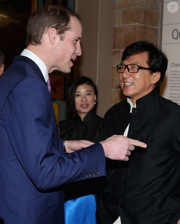 Le Prince William, duc de Cambridge rencontre l'acteur Jackie Chan lors de la conférence du commerce illicite d'espèces sauvages au Musée d'Histoire Naturelle le 12 Février 2014 à Londres, en Angleterre.