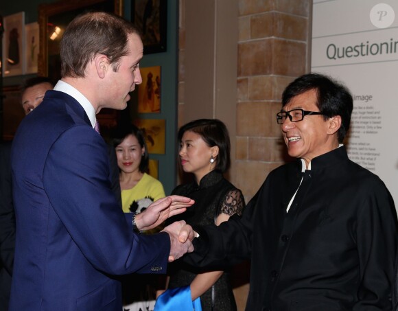 Le Prince William, duc de Cambridge rencontre l'acteur Jackie Chan lors de la conférence du commerce illicite d'espèces sauvages au Musée d'Histoire Naturelle le 12 Février 2014 à Londres, en Angleterre.