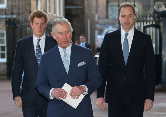 Le prince Charles et ses enfants, le prince William et le prince Harry à la conférence sur le commerce illicite de la faune à Lancaster House, à Londres, le 13 février 2014.