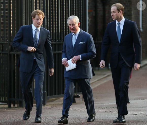 Le prince Charles et ses enfants, le prince William et le prince Harry à la conférence sur le commerce illicite de la faune à Lancaster House, à Londres, le 13 février 2014.