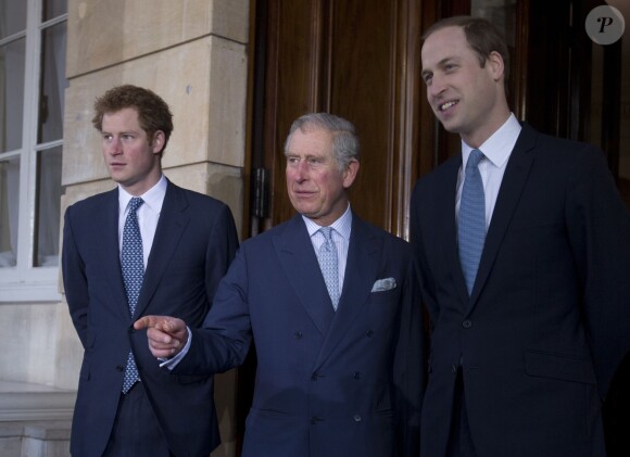 Le prince Charles et ses enfants, le prince William et le prince Harry à la conférence sur le commerce illicite de la faune à Lancaster House, à Londres, le 13 février 2014.