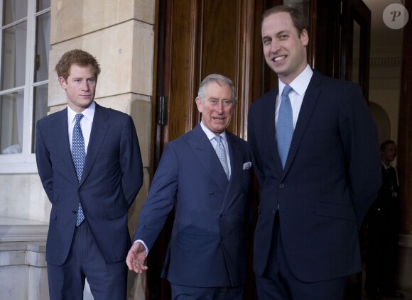 Le prince Charles et ses enfants, le prince William et le prince Harry à la conférence sur le commerce illicite de la faune à Lancaster House, à Londres, le 13 février 2014.