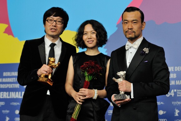 Liao Fan (meilleur acteur), Vivian Qu et Diao Yinan (Ours d'or) au palmarès de la 64e Berlinale, le 15 février 2014.