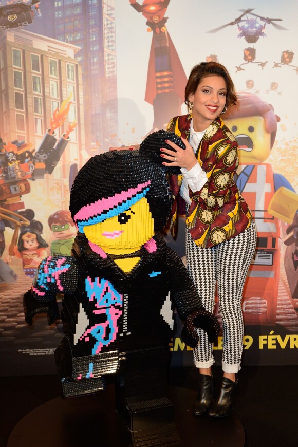 Tal affiche une jolie bague (de fiançailles ?) lors de l'avant-première du film La Grande Aventure Lego au cinéma Gaumont Opéra à Paris, le 16 février 2014