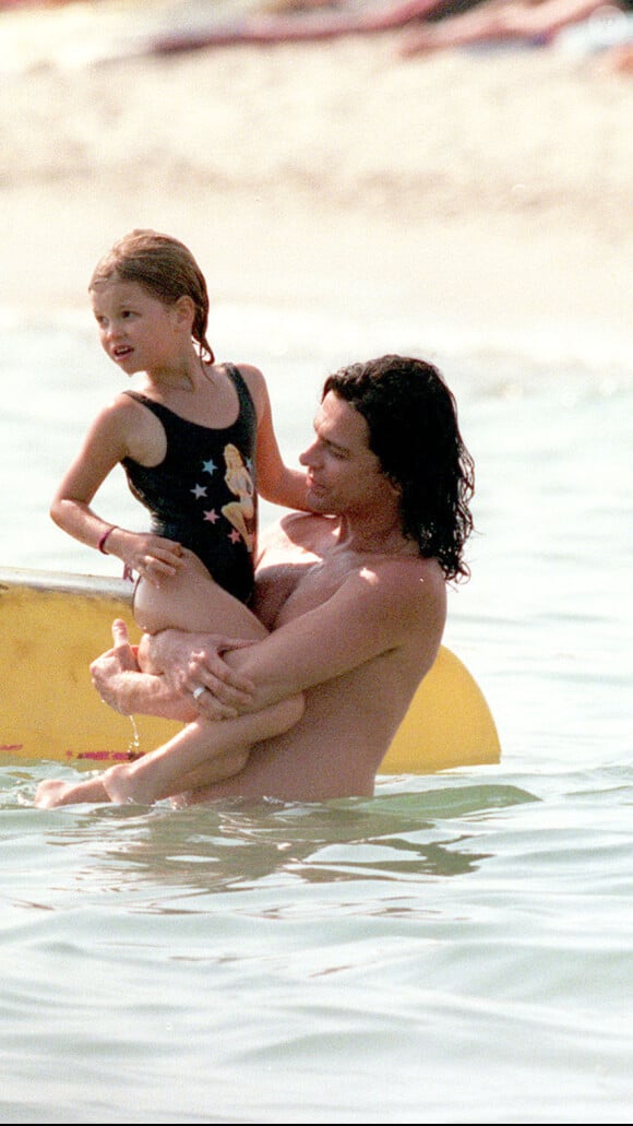 Michael Hutchence en août 1996 avec sa fille Tiger Lily