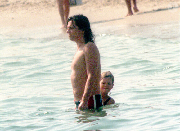 Michael Hutchence en août 1996 avec sa fille Tiger Lily
