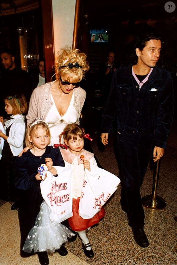 Michael Hutchence et Paula Yates avec Peaches et Pixie Geldof à Londres le 4 février 1996.
