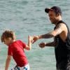 Exclusif - Pete Wentz à la plage avec son fils Bronx à Hawaii, le 26 janvier 2014.