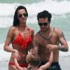 Exclusif - Pete Wentz profite d'une belle journée ensoleillée avec son fils Bronx et sa petite amie Meagan Camper sur une plage a Miami, le 6 juin 2013.