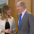  Le roi Juan Carlos Ier d'Espagne recevant en audience la présidente de la région d'Andalousie, Susana Diaz Pacheco, le 17 février 2014 au palais royal à Madrid. 