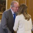  Le roi Juan Carlos Ier d'Espagne recevant en audience la présidente de la région d'Andalousie, Susana Diaz Pacheco, le 17 février 2014 au palais royal à Madrid. 