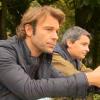 Les acteurs Nicolas et José en couple dans la série Les Mystères de l'amour - Coups de folies (diffusé le dimanche 3 novembre 2013 sur TMC)
