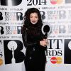 Lorde avec son prix lors des Brit Awards 2014, le 19 février 2014 à Londres.