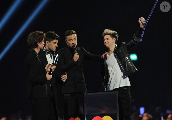 Les One Direction recevant un de leurs deux prix lors des Brit Awards 2014, le 19 février 2014 à Londres