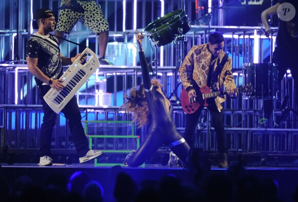 Rudimental et Bastille en live lors des Brit Awards 2014, le 19 février 2014 à Londres