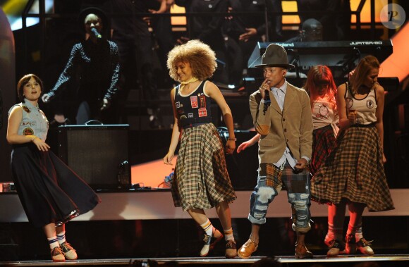 Pharrell Williams sur scène lors des Brit Awards 2014, le 19 février 2014 à Londres