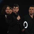 Alex Turner et les Arctic Monkeys recevant un de leurs deux prix lors des Brit Awards 2014, le 19 février 2014 à Londres