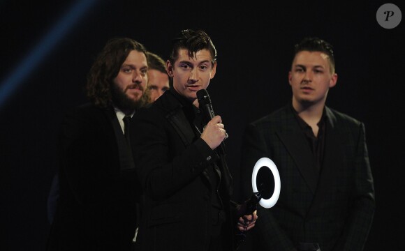 Alex Turner et les Arctic Monkeys recevant un de leurs deux prix lors des Brit Awards 2014, le 19 février 2014 à Londres