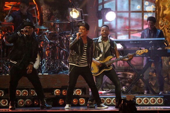 Bruno Mars sur la scène de l'O2 Arena de Londres lors des Brit Awards 2014, le 19 février.