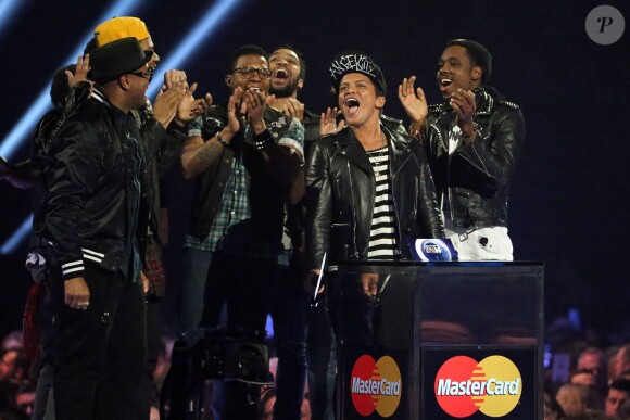 Bruno Mars soulève le trophée de l'Artiste international de l'année à l'O2 Arena de Londres lors des Brit Awards 2014, le 19 février.