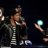 Bruno Mars soulève le trophée de l'Artiste international de l'année à l'O2 Arena de Londres lors des Brit Awards 2014, le 19 février.