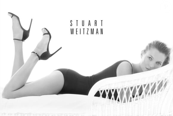 Kate Moss, star de la campagne printemps-été 2014 de Stuart Weitzman. Photo par Mario Testino.