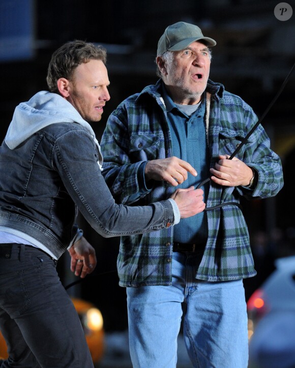 Ian Ziering et Judd Hirsch sur le tournage de Sharknado 2: The Second One à New York le 19 février 2014.